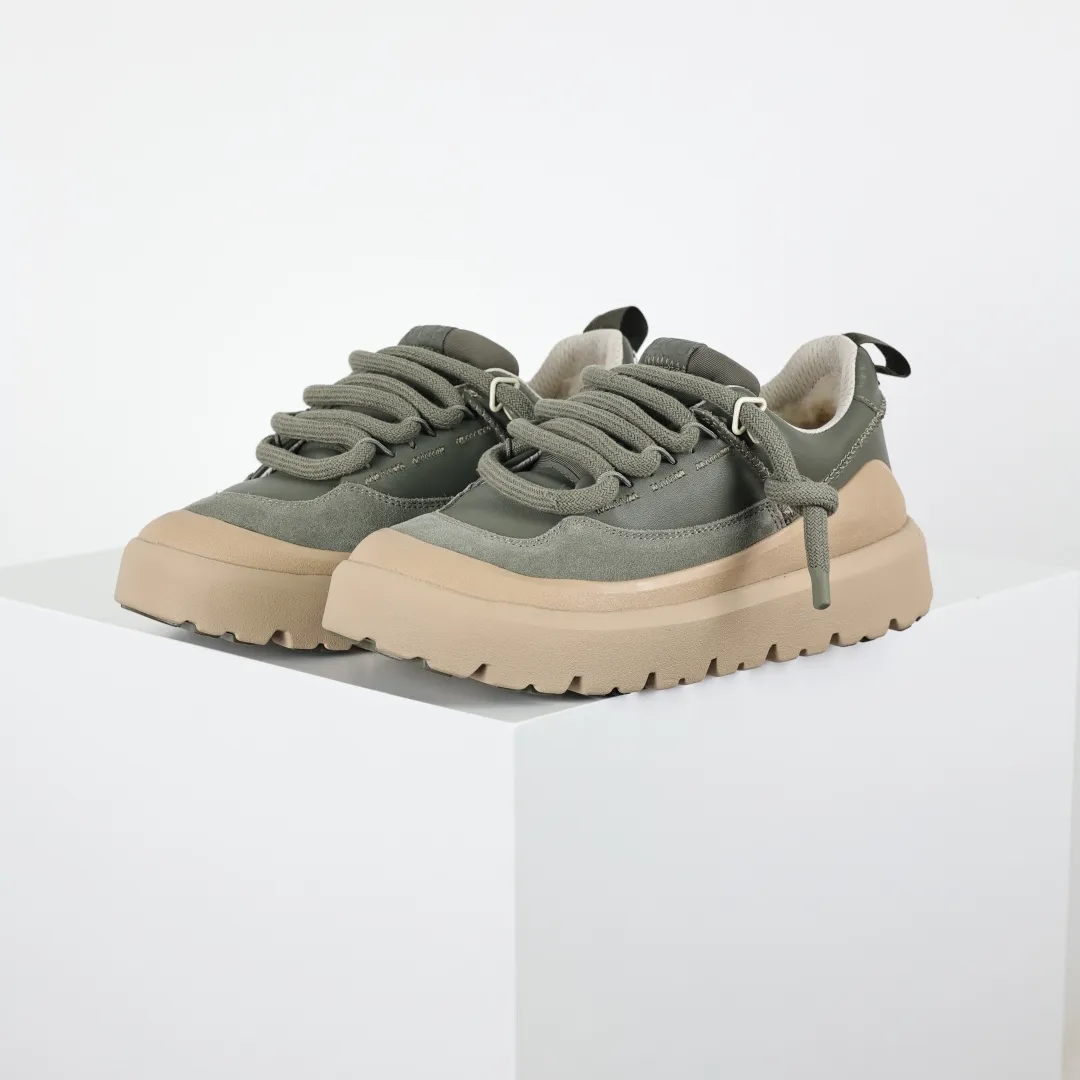 Copy price 💰700 Core recommendation Good price In recent years, uug has launched a series of styles that are partially geared towards the preferences of young consumers and have also moved to the forefront of fashion trends. Shoe body material Water-repellent coated suede upper 17 mm UGGPURE™ implanted wool insole Lightweight non-slip comfortable rubber outsole with brand LOGO trademark Comes with a full set of packaging Size: 35 37 38 39 40 41 42 43 44 45